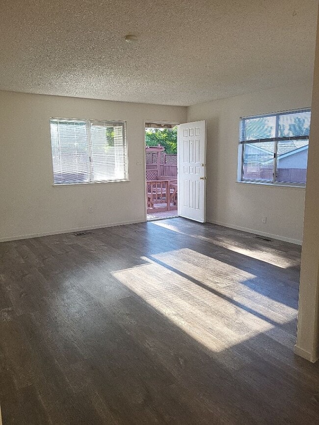 Building Photo - 6580 Fern St