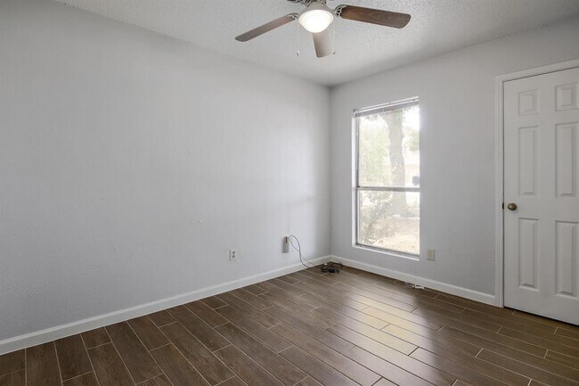 Building Photo - 2107 Laura Ct