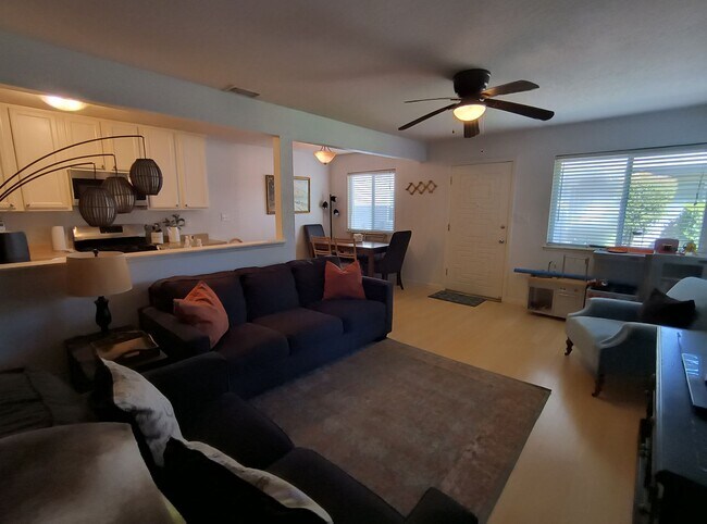 Building Photo - AVAILABLE NOVEMBER 1ST! Cute updated 2 bed...