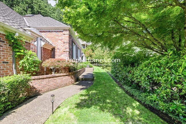 Building Photo - 17981 SW Meadowlark Ln