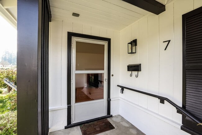 Building Photo - 3 Bedroom Home In Kensington!