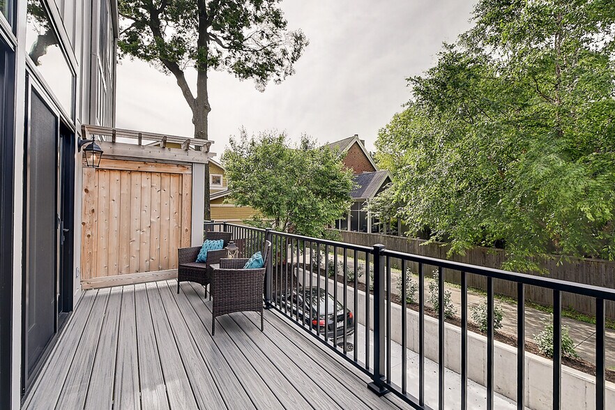 kitchen balcony (unfurnished) - 721 E 16th St