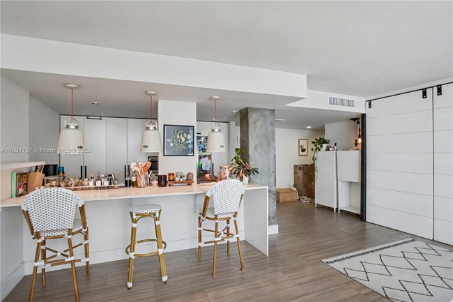 Building Photo - 10000 W Bay Harbor Dr