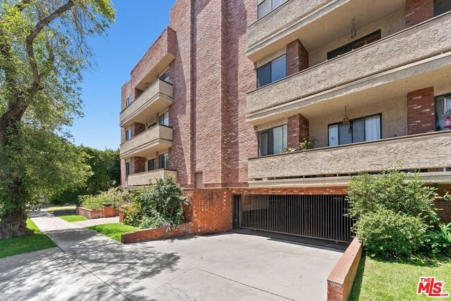 Building Photo - 1315 S Roxbury Dr