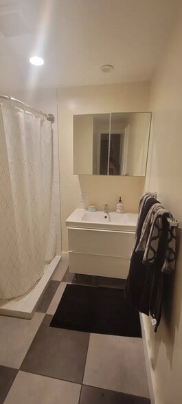 Private bath for bedroom 3 - 3509 Raymond Ave