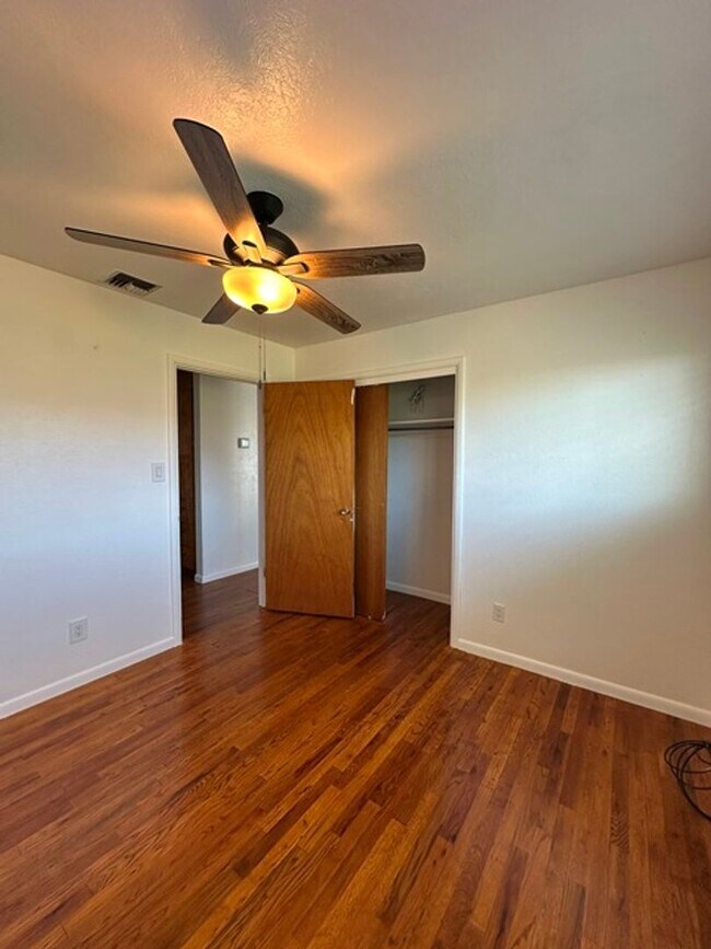 Building Photo - Updated home in Henley School District