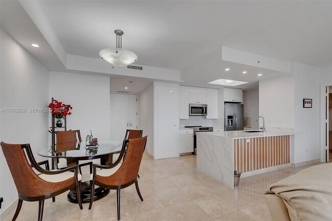 Building Photo - 848 Brickell Key Dr