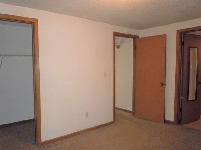 Building Photo - One Bedroom Condo with Fireplace and Stack...