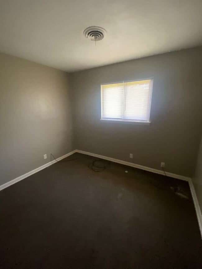 Building Photo - 1305 Collins Dr
