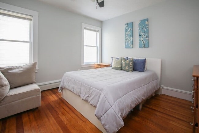 Building Photo - Updated 3 bed - Private Porch - In Unit Laundry