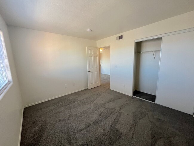 Building Photo - SPACIOUS AND BRIGHT 2 bed/2 bath In gated community