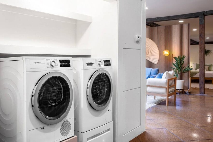 Building Photo - 120 E 13th St