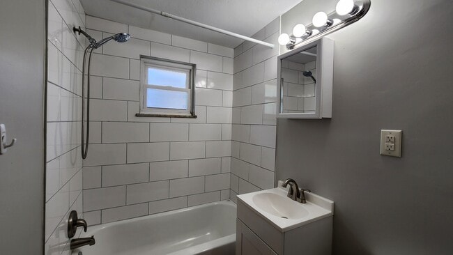 Building Photo - 192 E Norwich Ave