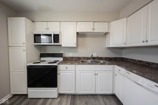 Building Photo - 140 Maple Park Dr