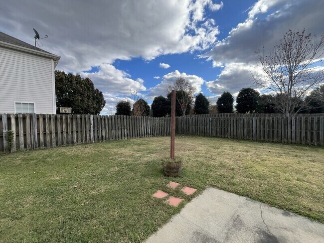 Building Photo - 2004 Helleri Dr