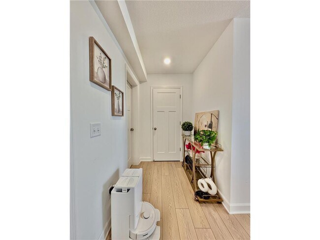 Building Photo - 1073 Jubert Dr