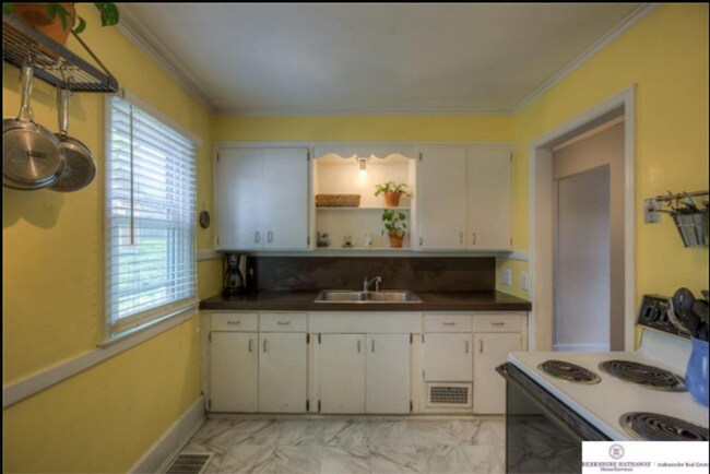 Building Photo - Charming 2 Bedroom Near Blackstone!!