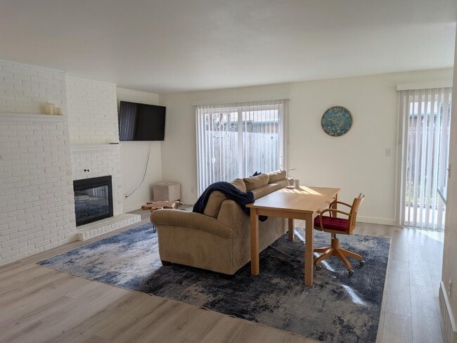 Building Photo - 425 Manhattan Dr