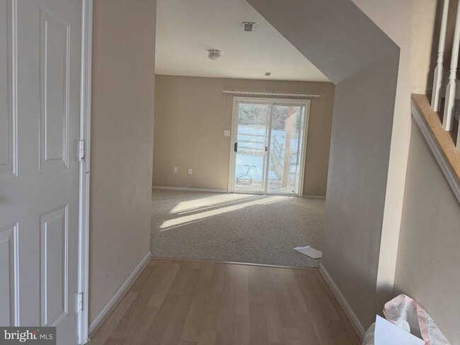 Building Photo - 20 Emandan Ln