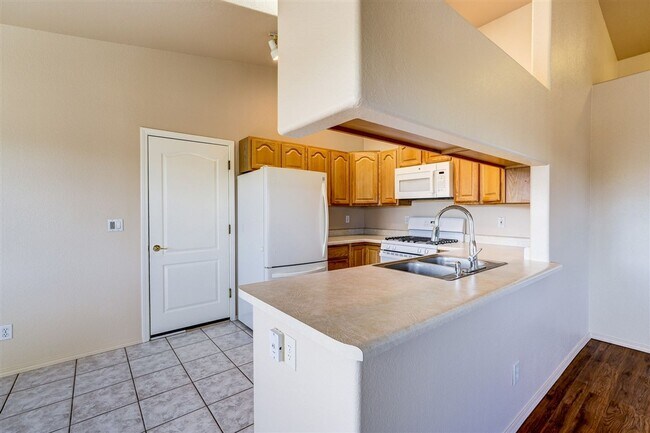 Building Photo - 4150 N Viewpoint Dr