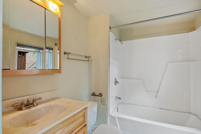 Building Photo - Three Bedroom Graduate Hospital Home with Roof Deck!