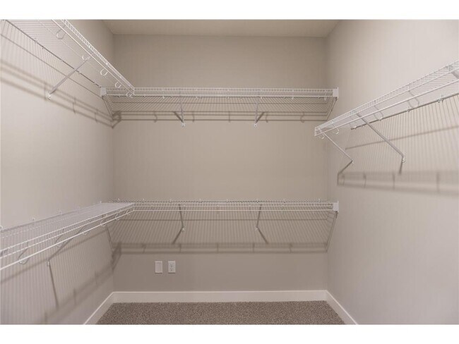 Building Photo - 717 Winterberry Ln