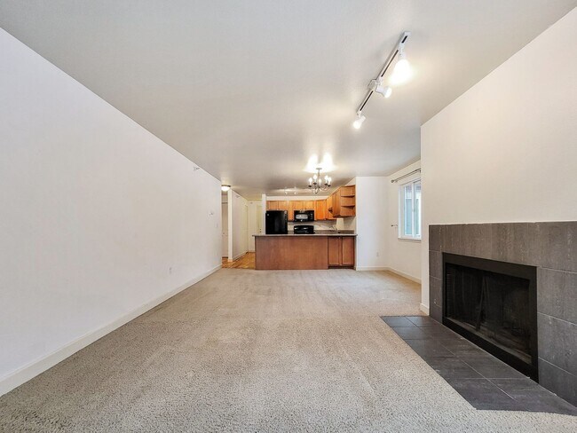 Building Photo - Modern Top-Floor 2BR/2BA Near Downtown Iss...