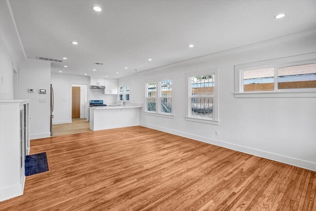 Building Photo - 1413 E 76th Pl