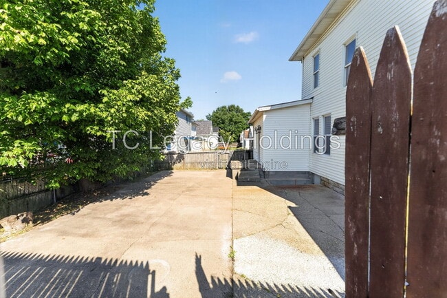 Building Photo - 890 Traction St