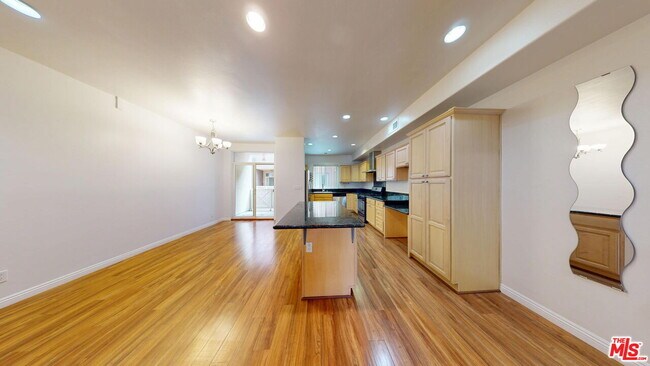 Building Photo - 11622 Oxnard St