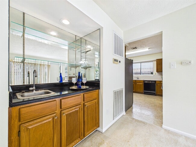 Building Photo - 814 Lochnell Dr