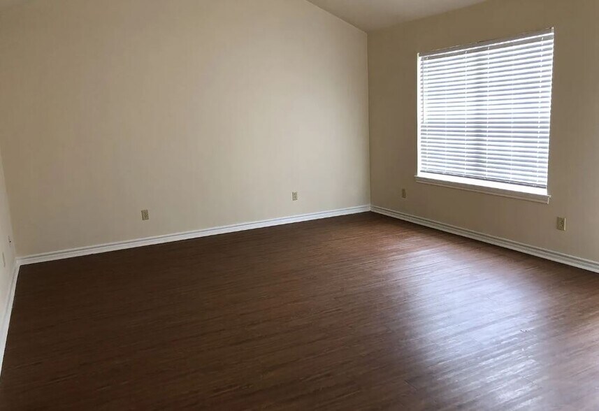 Building Photo - 1802 Sara Dr