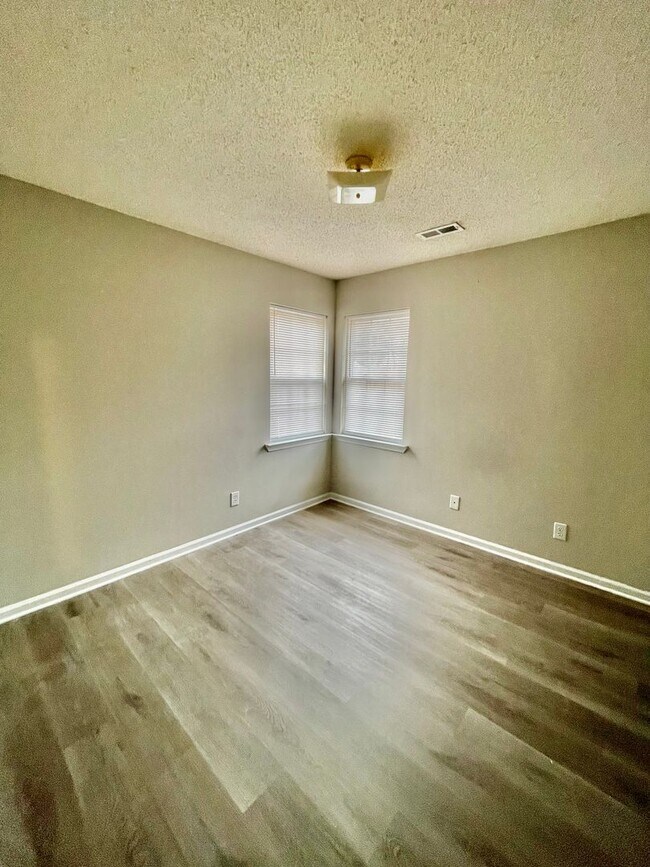 Building Photo - Welcome to this charming 3-bedroom, 2-bathroom home located in the vibrant city of Charlotte, NC.