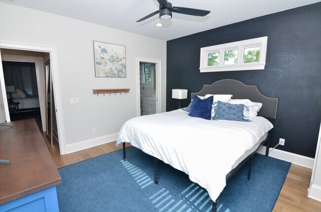 Building Photo - Fully Furnished in Downtown Franklin