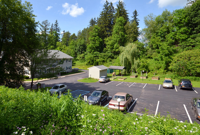 Building Photo - Parsonage Pines
