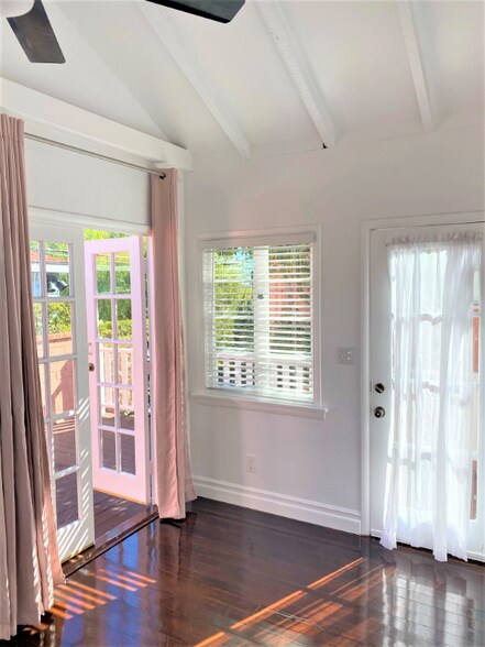 Building Photo - 273 Lower Cliff Dr