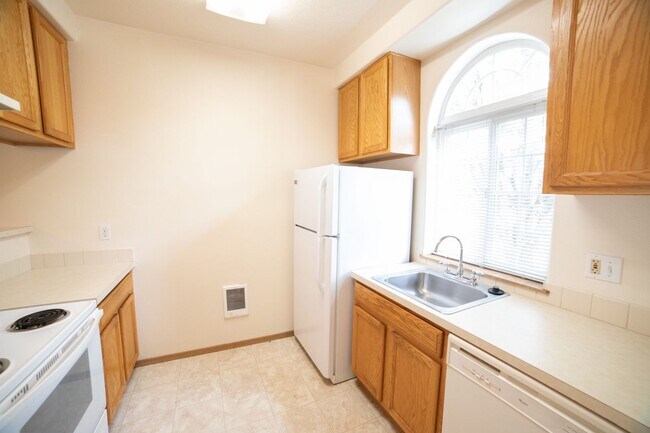 Building Photo - Oversized Townhouse in Prime Location!