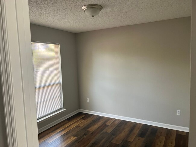 Building Photo - **HOLIDAY MOVE-IN SPECIAL: $500 OFF 1st MO...