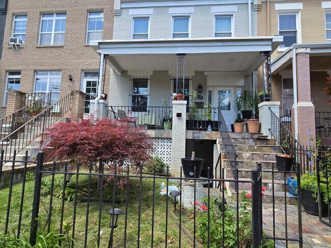 Building Photo - 619 Irving St NW