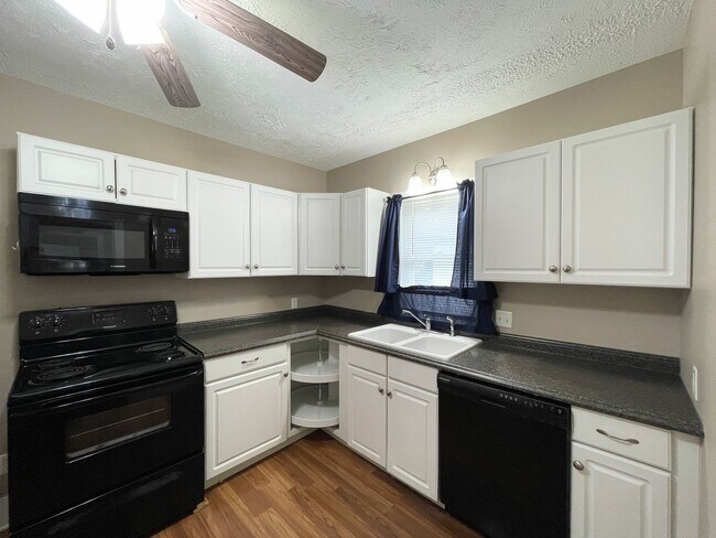 Building Photo - Cute 3 Bed 1 Bath McPherson Home in Good Neighborhood