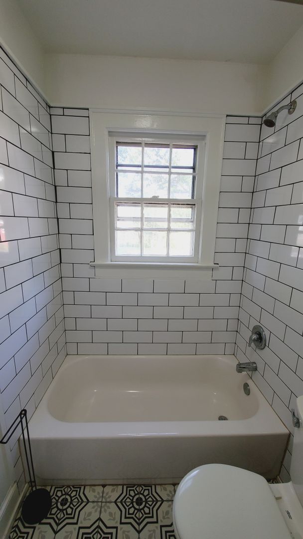 Building Photo - SUNSET PARK - 2 Bedroom House in quaint an...