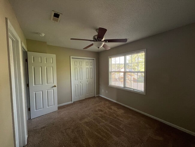 Building Photo - 216 Palace Cir