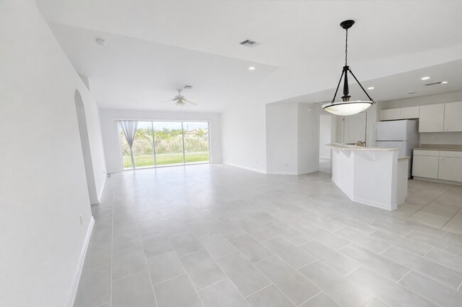 Building Photo - SPACIOUS 3Bd / 2 Ba SINGLE FAMILY HOUSE AVAILABLE