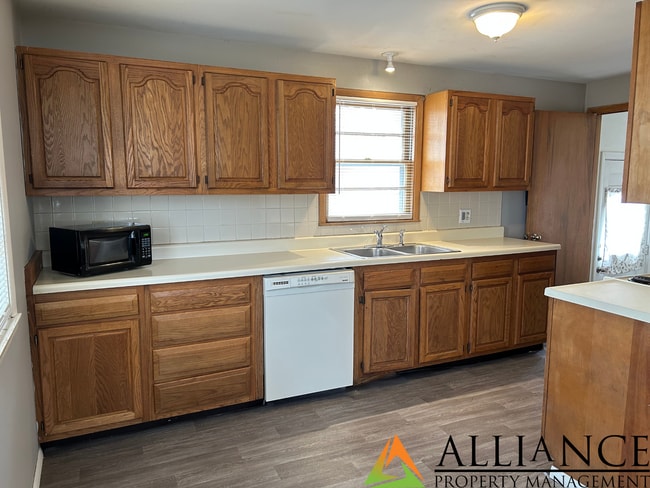 Building Photo - Cute 3 bedroom home!