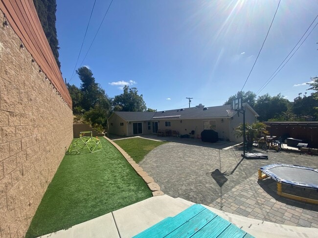 Building Photo - Beautiful 5 Bed, 2 Bath with Large Yard in Mount Helix!!