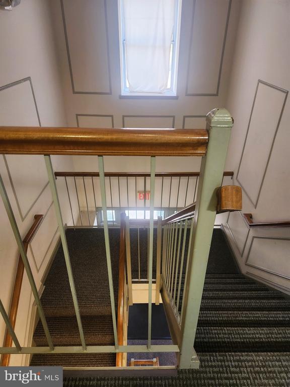 Building Photo - 20323 Beaconfield Terrace