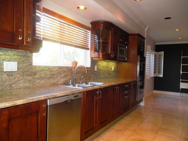 Building Photo - Luxurious condo with top of the line appli...