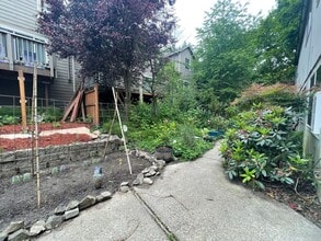 Building Photo - Updated 2Bd/1Ba in the Hillsdale Neighborhood of SW Portland ~ Stainless Steel Appliances and Qua...