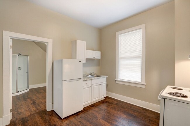 Building Photo - 612 W Victory Dr
