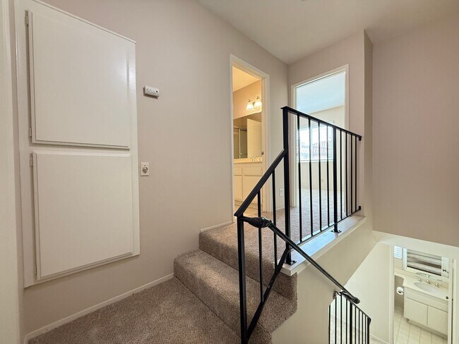 Building Photo - Spacious & Move In Ready 2BD Townhome! New Carpet! Full Size in Unit Washer/Dryer! Attached Garage!